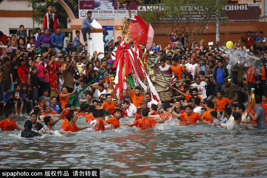 尼泊爾信徒水中嬉戲慶祝節日 尋找女神丟失的飾品