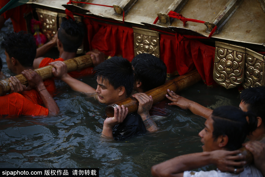 尼泊爾信徒水中嬉戲慶祝節日 尋找女神丟失的飾品