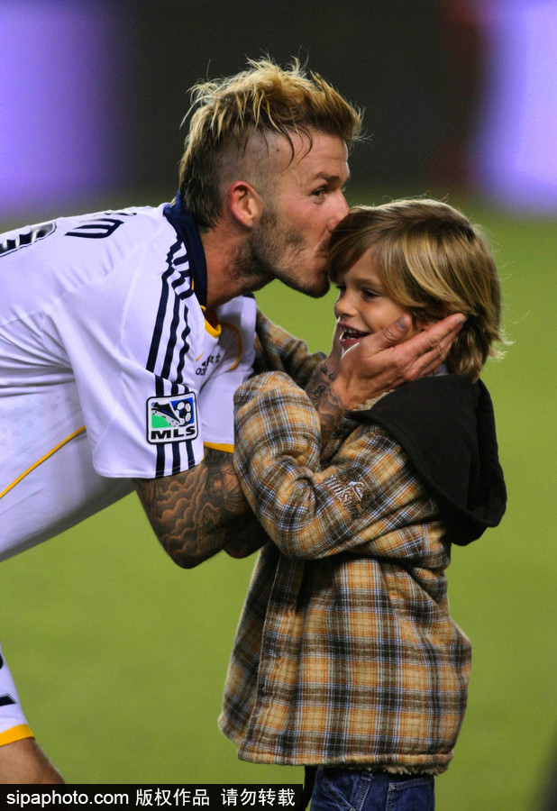 親吻狂魔貝克漢姆！除了小七 兒子們也逃不過