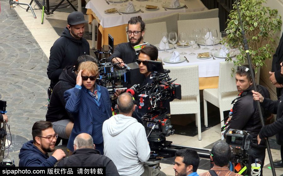 《哈利波特》“羅恩”魯伯特·格林特現身紐約拍攝片場