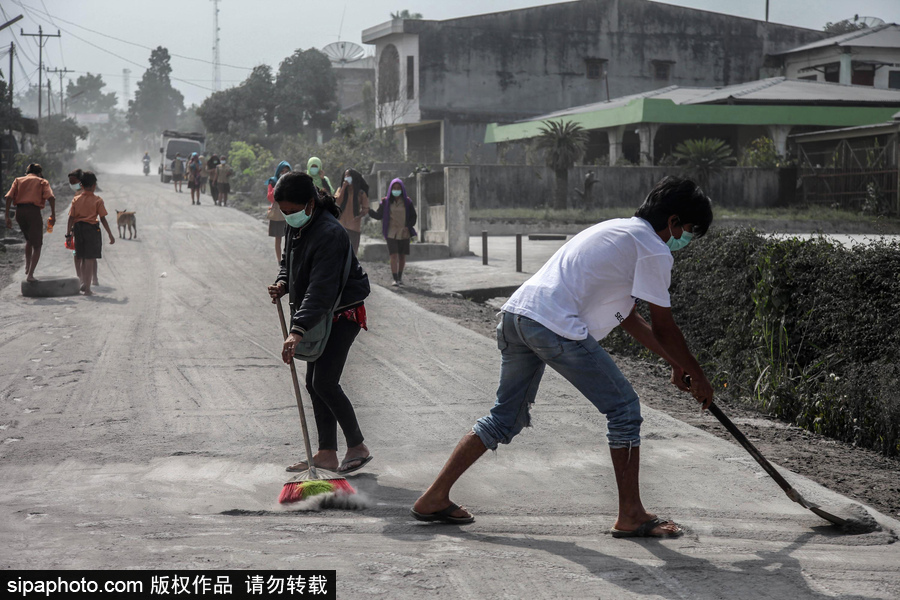 錫納朋火山噴發后 火山灰漫山遍野村民戴口罩清掃