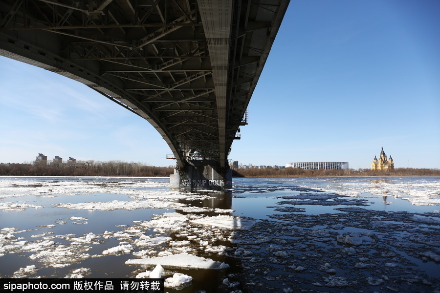伏爾加河春季冰塊消融 河面漂浮大片浮冰