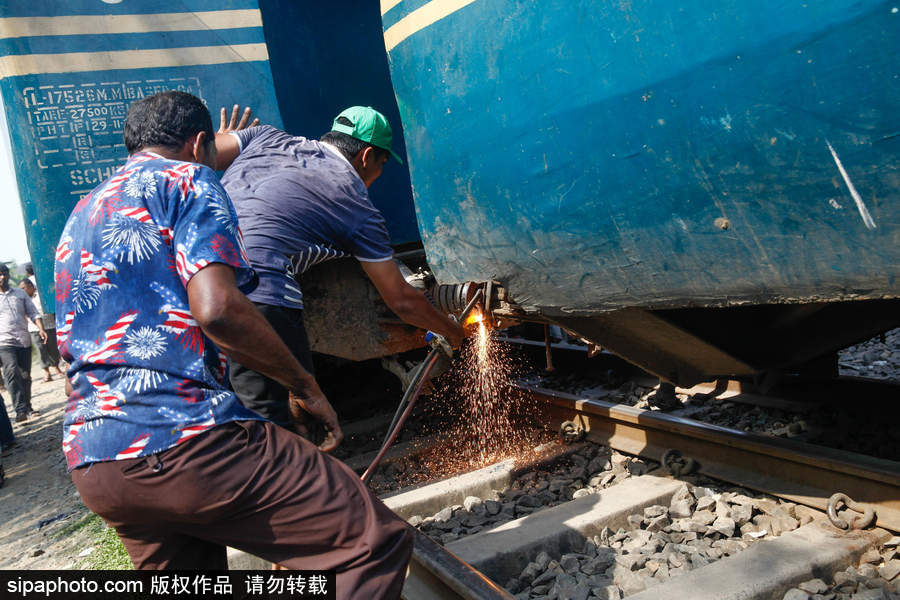 孟加拉國達卡郊區一輛火車脫軌 列車扭曲成“S”形