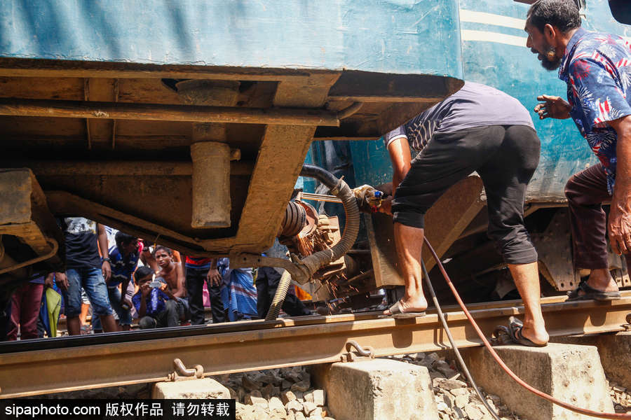 孟加拉國達卡郊區一輛火車脫軌 列車扭曲成“S”形