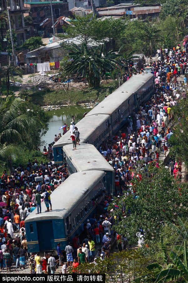 孟加拉國達(dá)卡郊區(qū)一輛火車脫軌 列車扭曲成“S”形