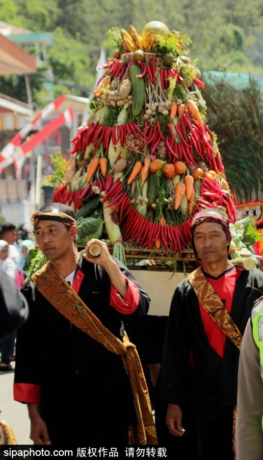 印尼茉莉芬文化游行 民眾身著傳統(tǒng)服飾地方特色濃郁