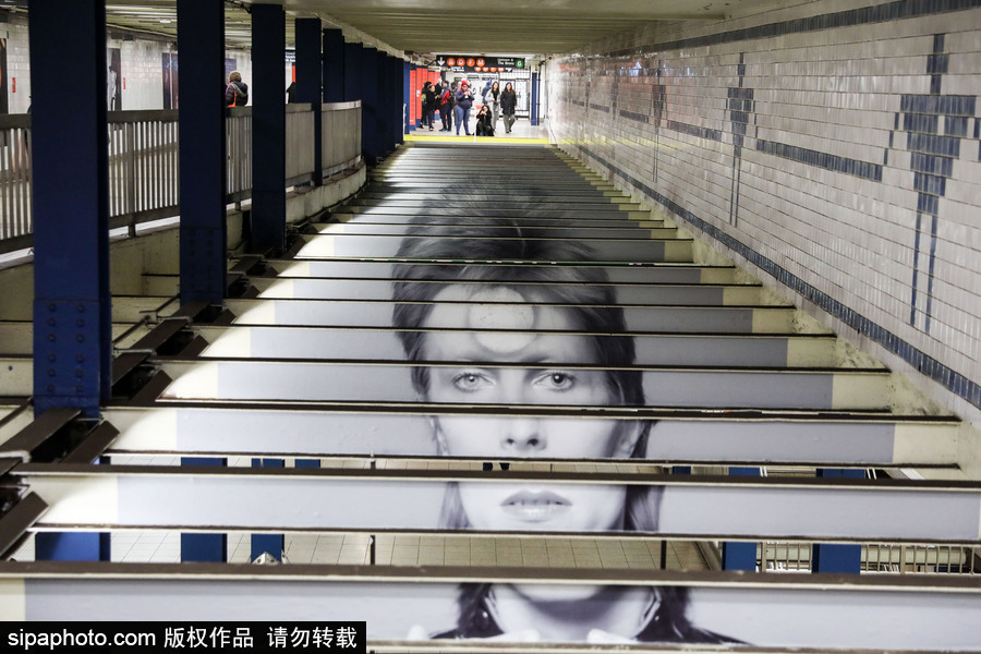 在美國地鐵遇見“大衛·鮑伊” 主題展覽回顧“搖滾變色龍”一生