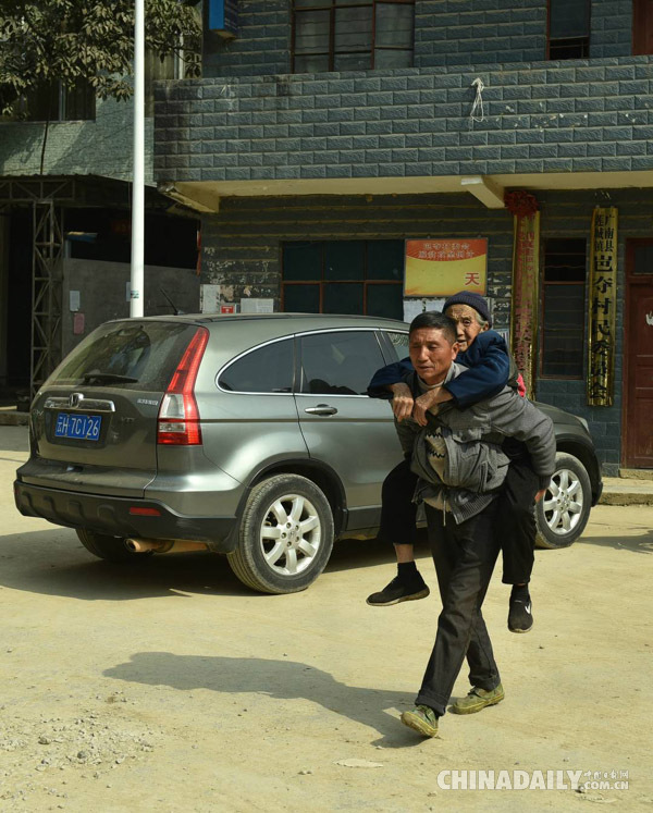 一條嬰兒背帶,背起濃濃的孝子情