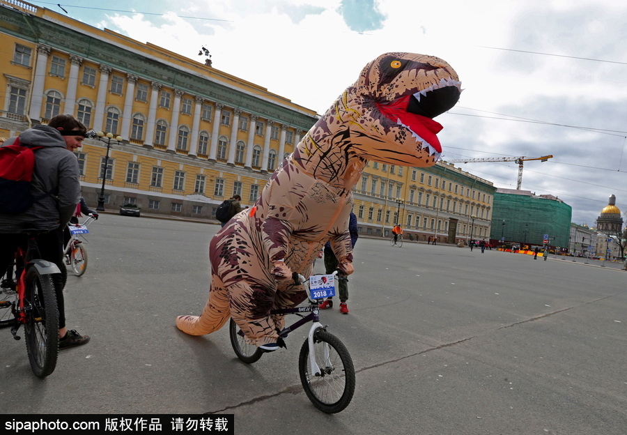 俄羅斯騎自行車的季節(jié)到了！花式騎車出行超逗趣