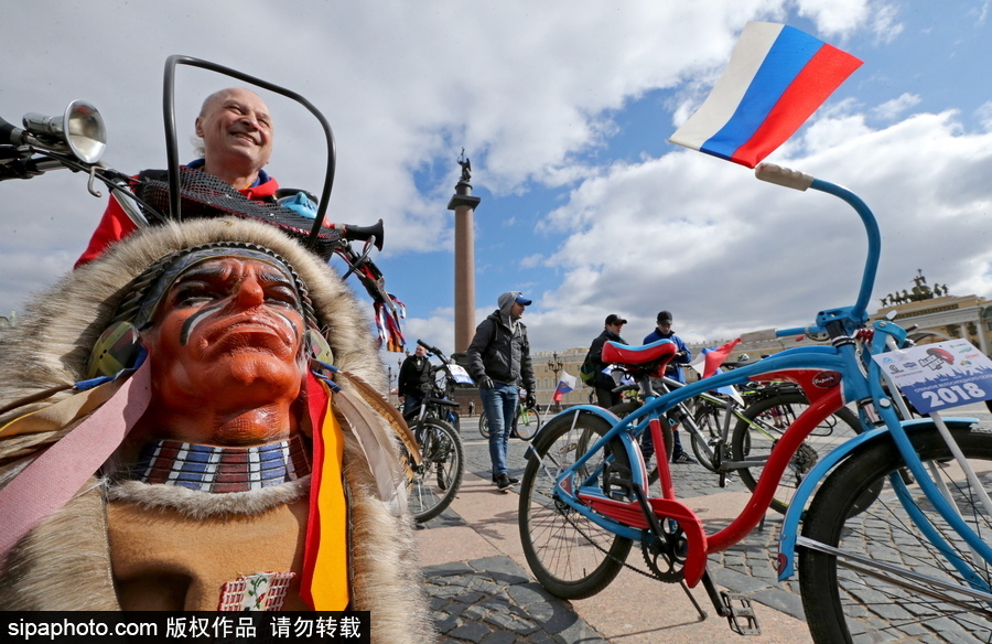 俄羅斯騎自行車的季節到了！花式騎車出行超逗趣