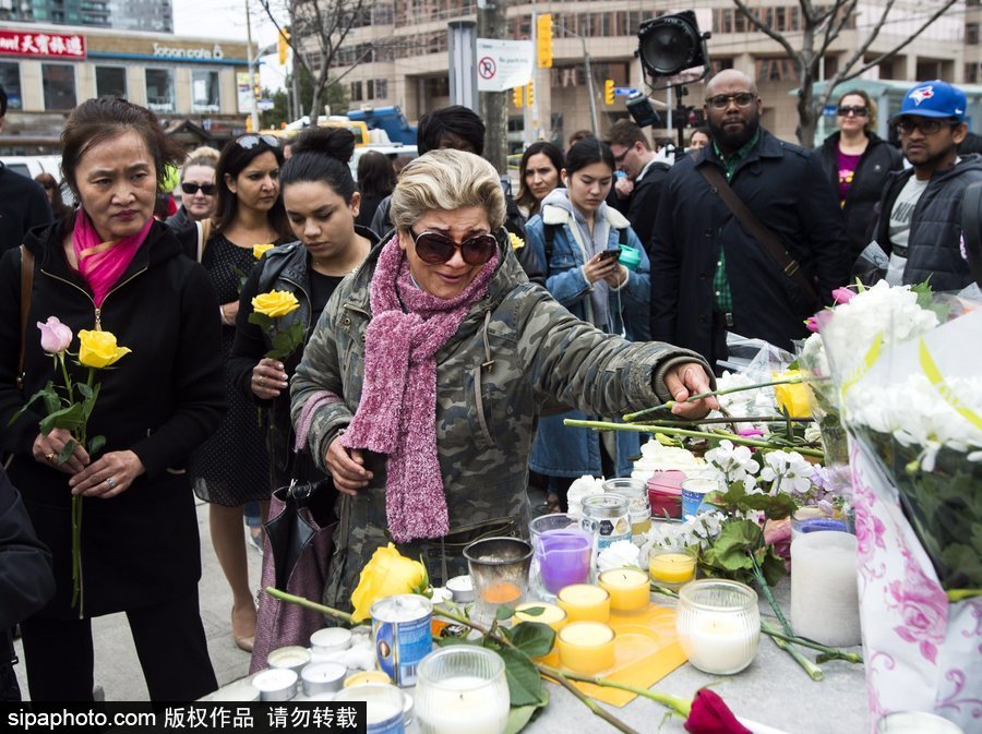 多倫多民眾聚集央街自發獻花 悼念貨車沖撞事故遇難者