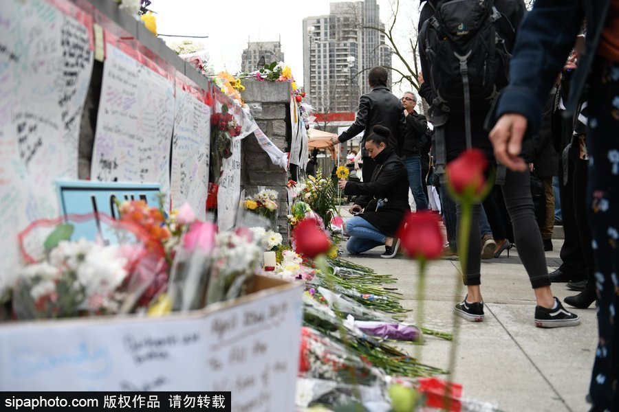 多倫多民眾聚集央街自發獻花 悼念貨車沖撞事故遇難者