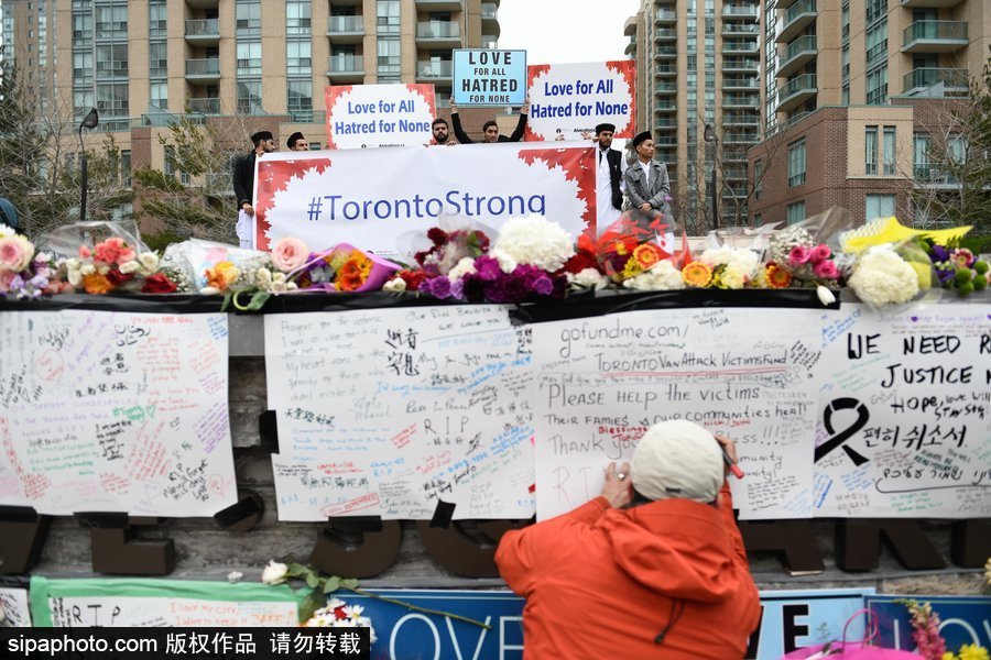 多倫多民眾聚集央街自發獻花 悼念貨車沖撞事故遇難者