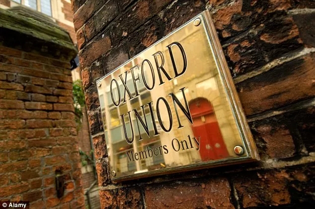 雙語新聞:牛津大學華裔美女辯手火了!到底是長得好還是說得好,網友們爭論很激烈啊