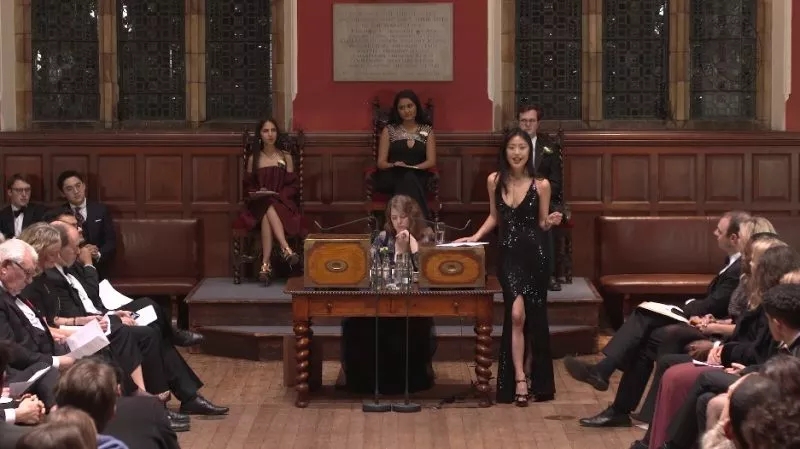 雙語新聞:牛津大學華裔美女辯手火了!到底是長得好還是說得好,網友們爭論很激烈啊