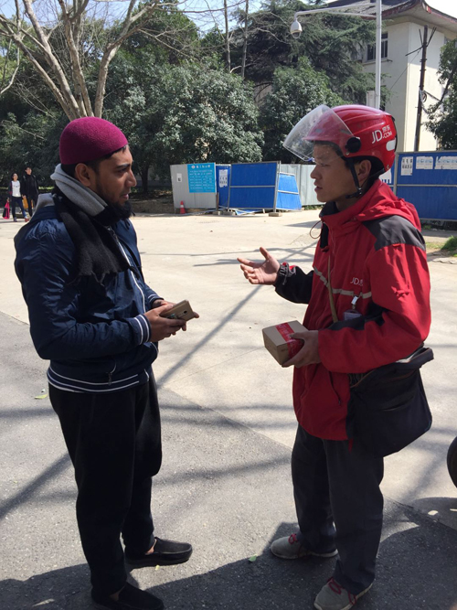 點贊!快遞小哥流利英語服務留學生