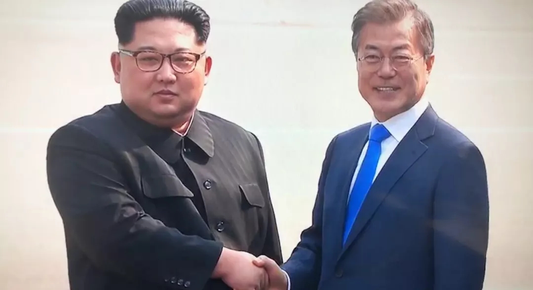 雙語新聞：歷史時刻！金正恩跨過“三八線”與文在寅握手，還帶上了冷面！