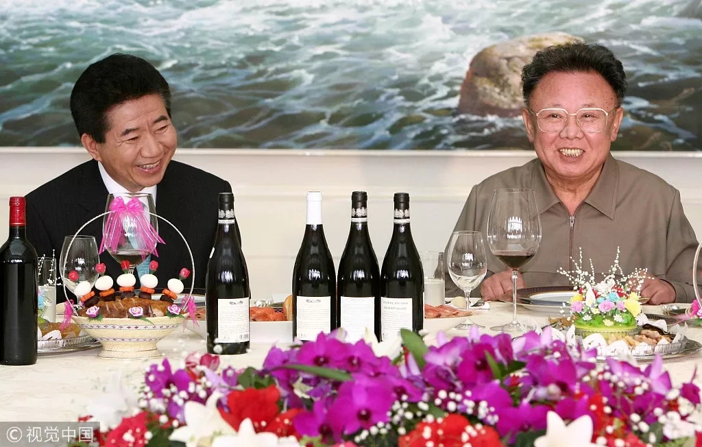 雙語新聞：歷史時刻！金正恩跨過“三八線”與文在寅握手，還帶上了冷面！