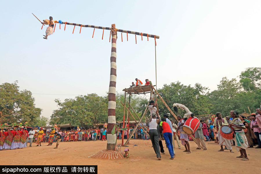 印度民眾慶祝Charak節 上演高難度雜技