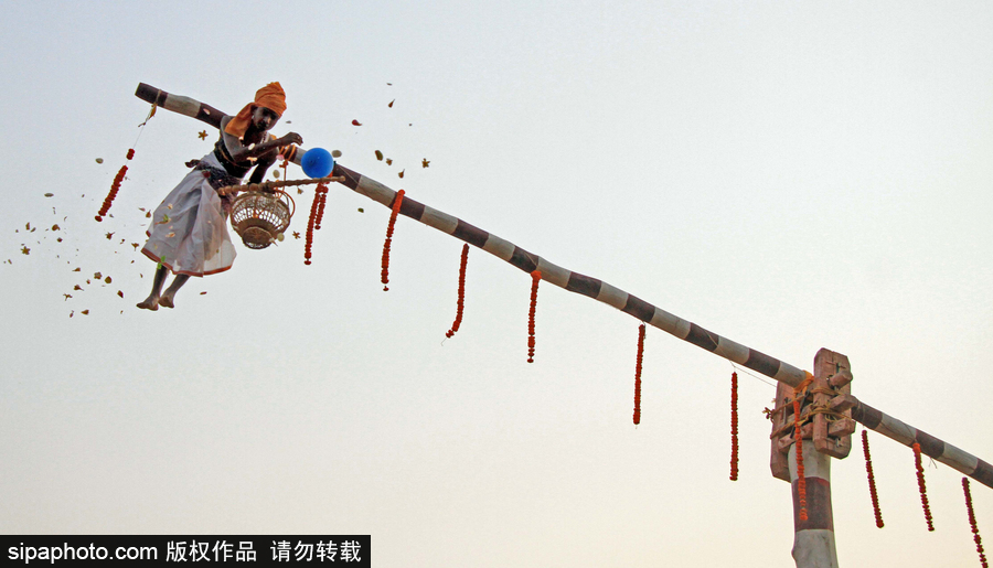 印度民眾慶祝Charak節 上演高難度雜技