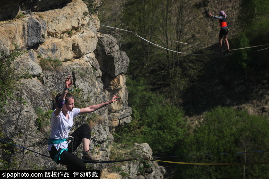 俄羅斯高空走繩節舉行 參賽選手高空炫技驚險刺激