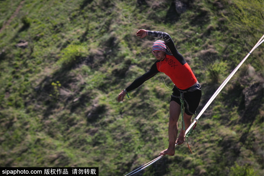 俄羅斯高空走繩節舉行 參賽選手高空炫技驚險刺激