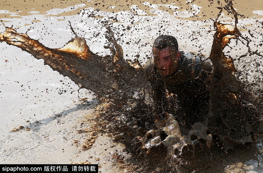 莫斯科舉行“英雄種族”障礙賽 過五關(guān)斬六將“戰(zhàn)斗力”十足