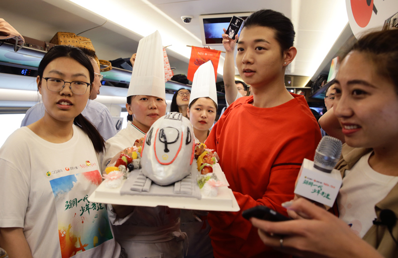 首批00后在復興號上宣誓成年