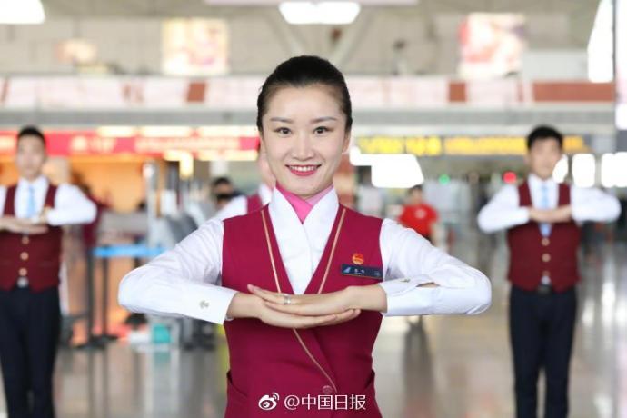 組圖：為青春點贊！空姐“快閃”致敬青年節(jié)