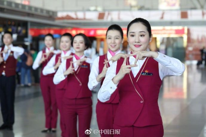 組圖：為青春點贊！空姐“快閃”致敬青年節(jié)