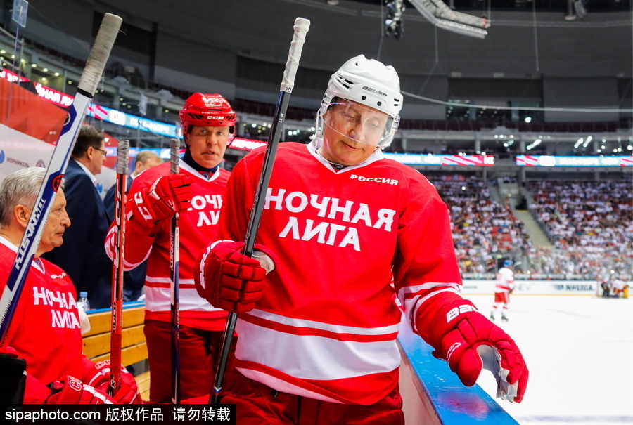 剛連任又來(lái)秀球技！ 普京上陣現(xiàn)身索契冰球賽場(chǎng)