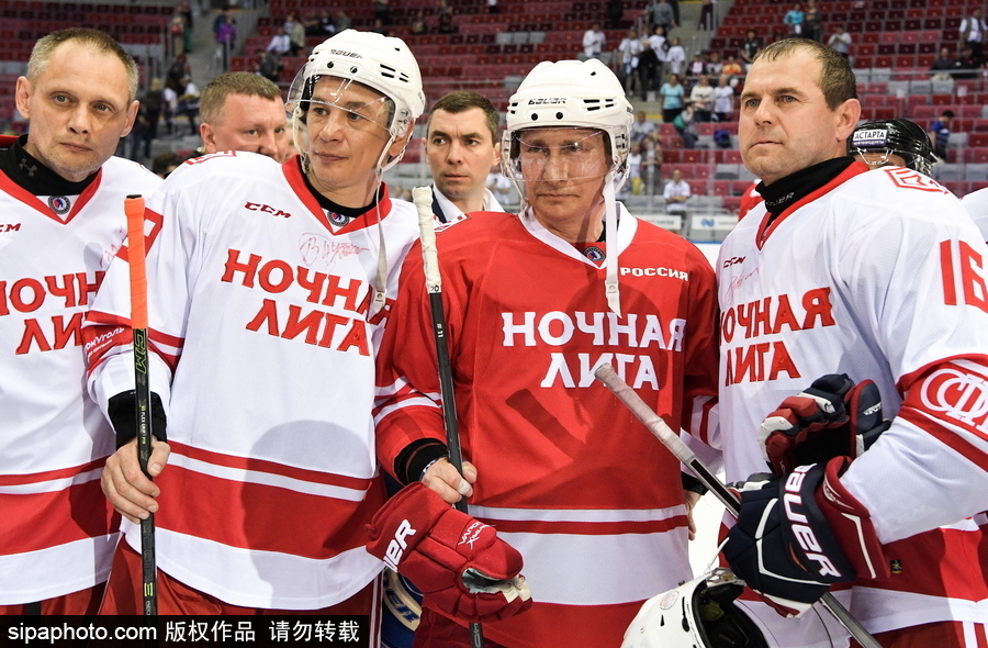 剛連任又來秀球技！ 普京上陣現身索契冰球賽場