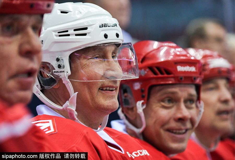 剛連任又來秀球技！ 普京上陣現身索契冰球賽場