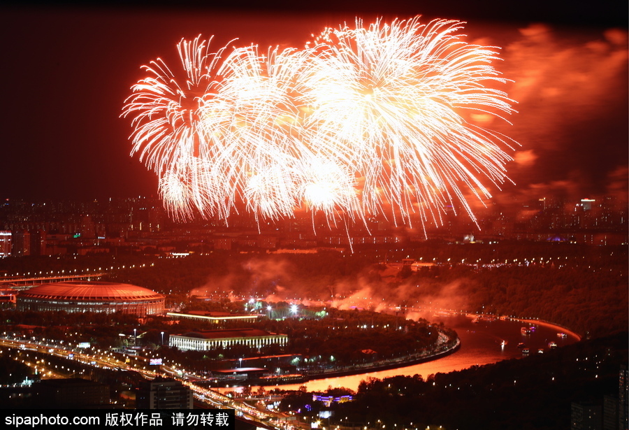 俄羅斯迎來(lái)勝利日 煙火表演點(diǎn)亮莫斯科夜空
