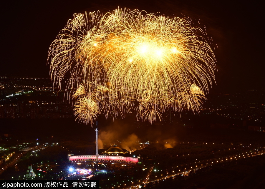 俄羅斯迎來勝利日 煙火表演點亮莫斯科夜空