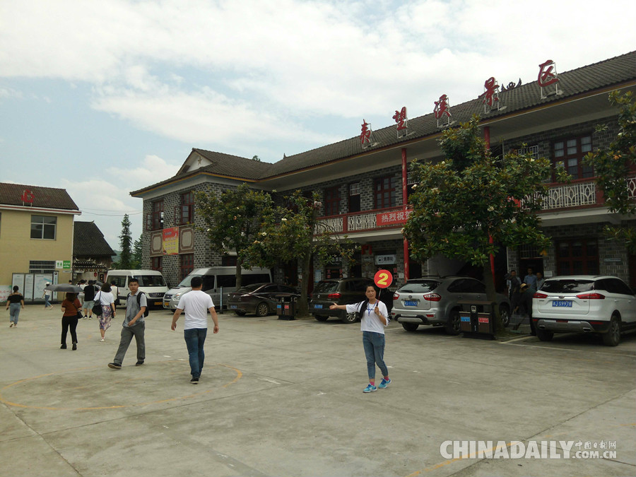 【美麗中國(guó)長(zhǎng)江行】“美麗中國(guó)長(zhǎng)江行——共舞長(zhǎng)江經(jīng)濟(jì)帶•生態(tài)篇”網(wǎng)絡(luò)主題活動(dòng)湖南站媒體團(tuán)走進(jìn)常德桃源夷望溪景區(qū)