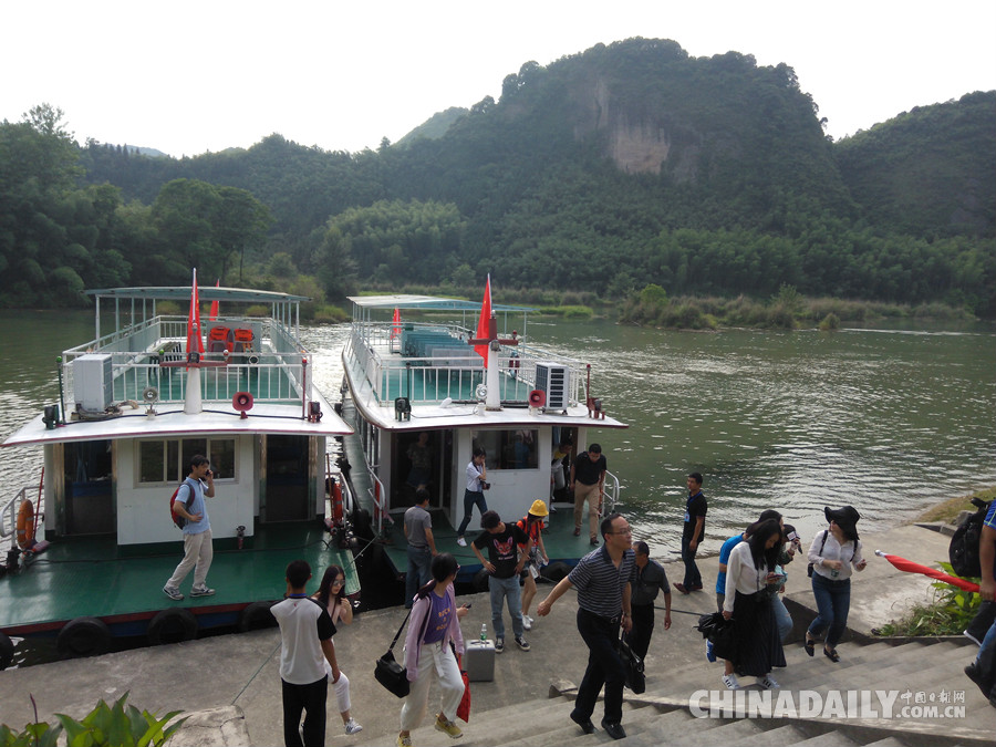 【美麗中國(guó)長(zhǎng)江行】“美麗中國(guó)長(zhǎng)江行——共舞長(zhǎng)江經(jīng)濟(jì)帶•生態(tài)篇”網(wǎng)絡(luò)主題活動(dòng)湖南站媒體團(tuán)走進(jìn)常德桃源夷望溪景區(qū)