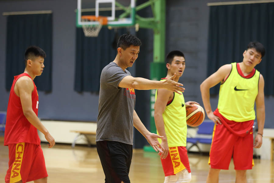 中國男籃集訓(xùn)隊藍(lán)隊舉行公開訓(xùn)練課