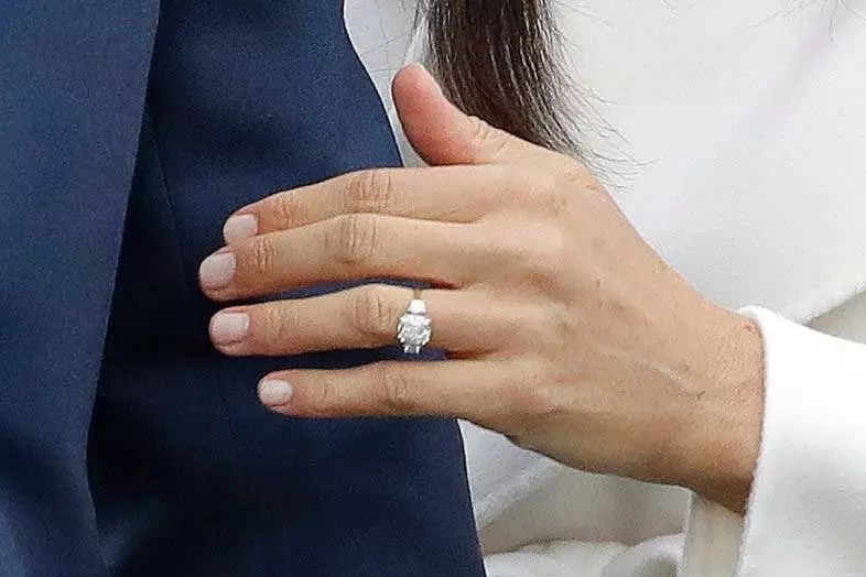 梅根鉆戒成“網紅”,哈里親手設計,致敬戴安娜,但和女王的鉆石庫里南比起來……