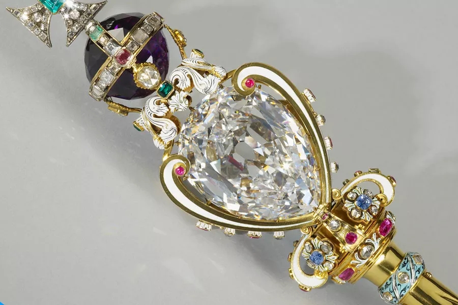 梅根鉆戒成“網紅”,哈里親手設計,致敬戴安娜,但和女王的鉆石庫里南比起來……