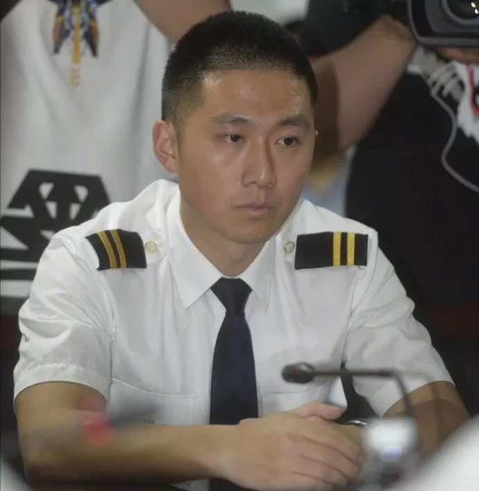 川航機(jī)長(zhǎng)回憶生死備降驚魂一刻，這波操作簡(jiǎn)直是奇跡！