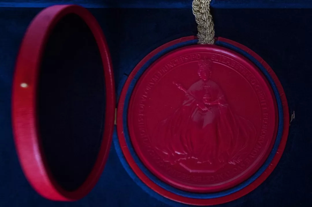 哈里王子大婚倒計時,女王開出的“準婚證”曝光!細節太精美