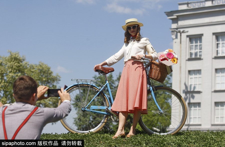 烏克蘭基輔參加春季“復(fù)古騎行”活動 民眾復(fù)古裝扮盛裝出行
