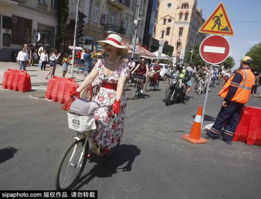 烏克蘭基輔參加春季“復(fù)古騎行”活動(dòng) 民眾復(fù)古裝扮盛裝出行