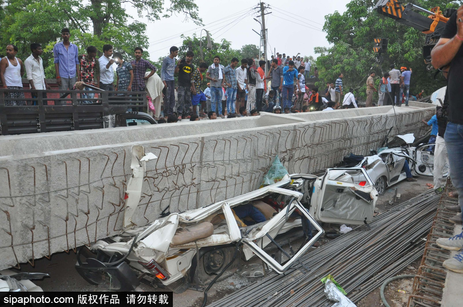 印度火車站一在建天橋倒塌 造成18人死亡數人被困
