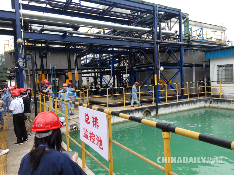 【美麗中國(guó)長(zhǎng)江行】共舞長(zhǎng)江經(jīng)濟(jì)帶•生態(tài)篇”湖南站媒體團(tuán)參觀中國(guó)石化催化劑有限公司長(zhǎng)嶺分公司綜合車(chē)間