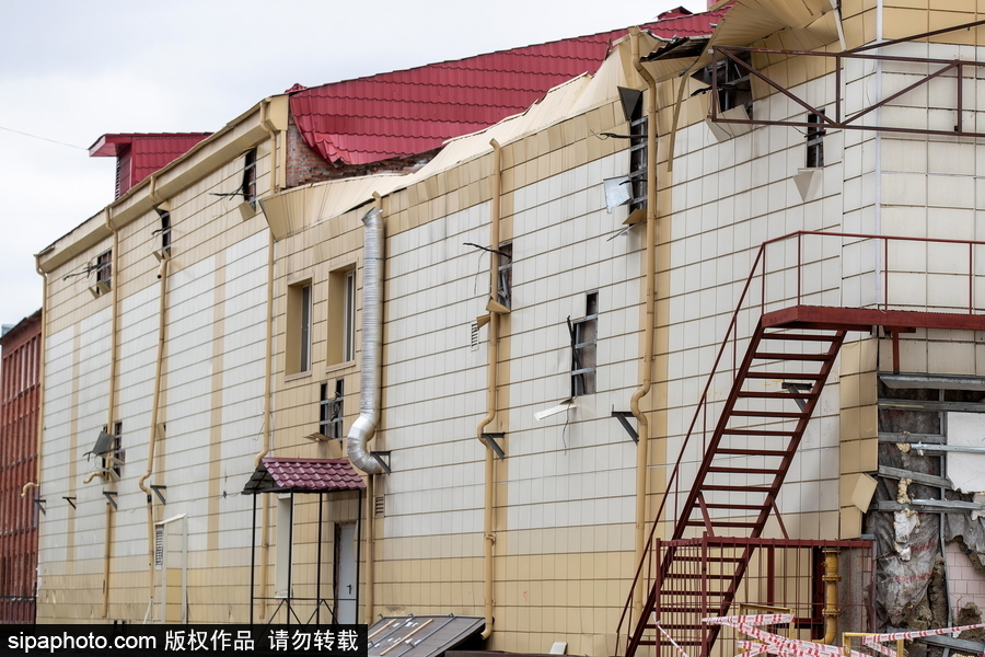 俄羅斯克麥羅沃購物中心作業 建筑外墻拆除中