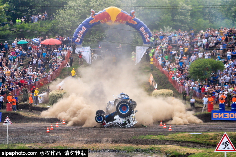 俄羅斯舉辦拖拉機越野大賽 穿越泥坑驚險刺激