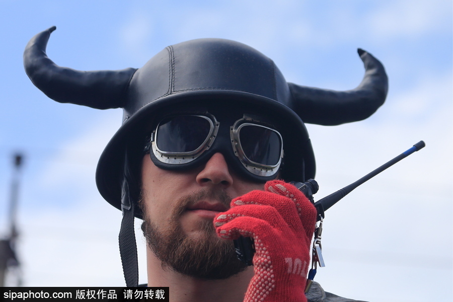 俄羅斯舉辦拖拉機越野大賽 穿越泥坑驚險刺激