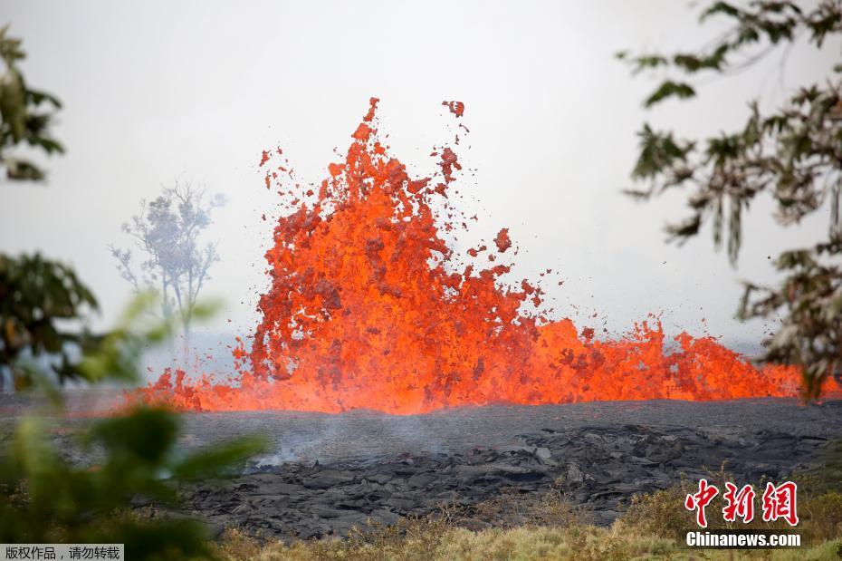 夏威夷火山持續(xù)噴發(fā) 熔巖流淌成“火河”